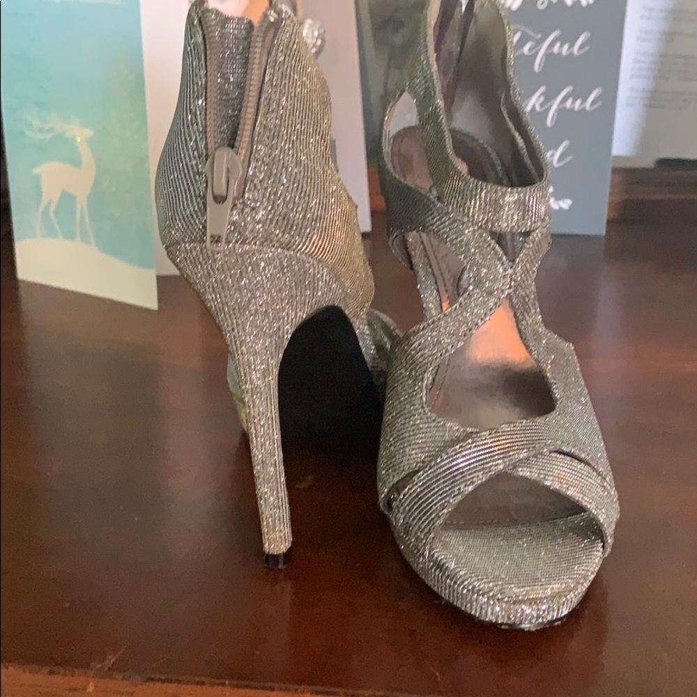 Heels - Picture 4 of 4